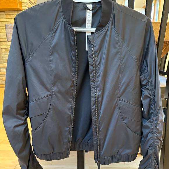 Lululemon jacket size 2 - Picture 3 of 3